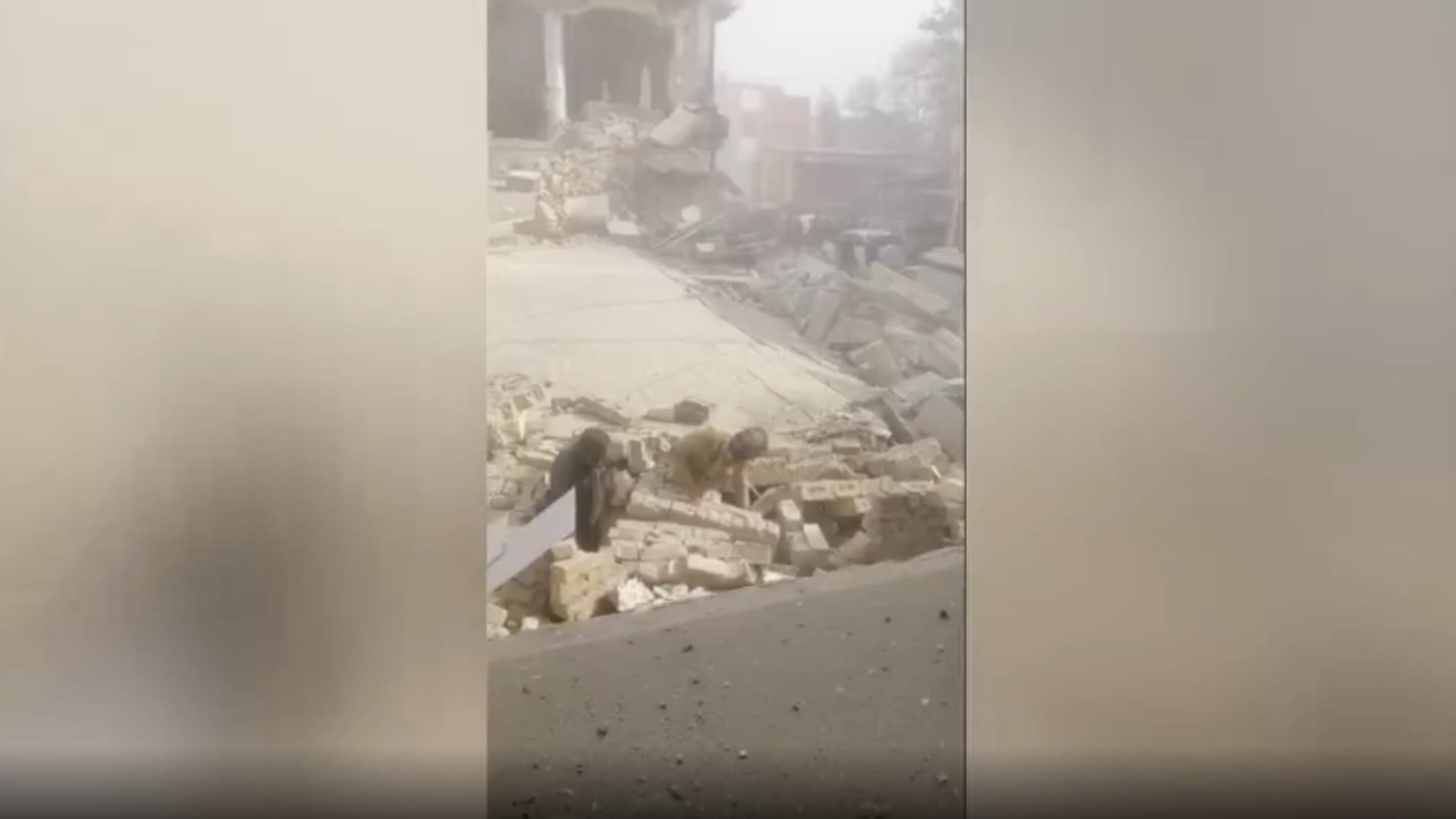 فيديو يرصد اللحظات الأولى بعد وقوع انفجار بمسجد في باكستان