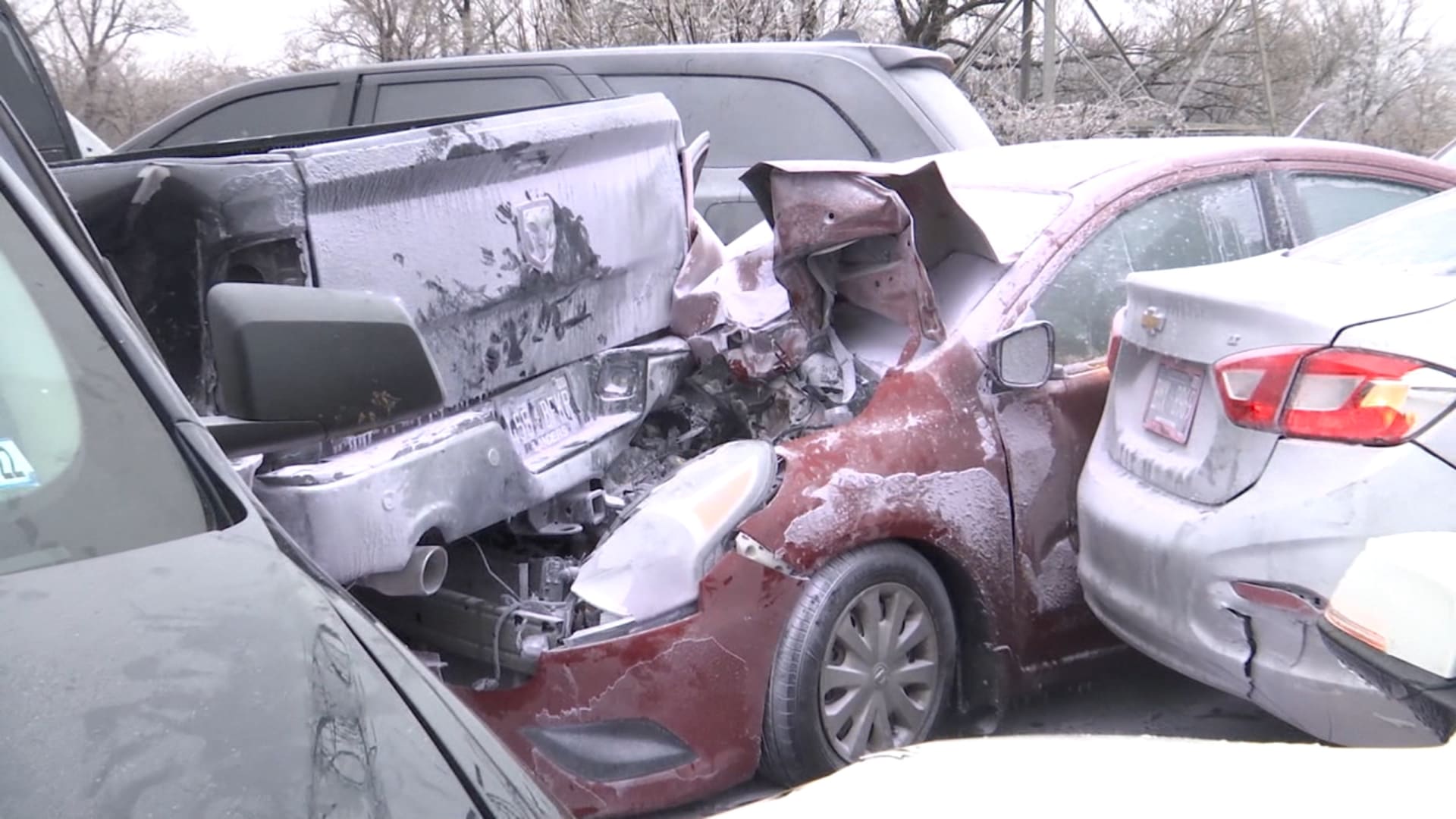 حادث مرعب سببه جليد مفاجئ.. شاهد سلسلة تصادم لسيارات تحطم بعضها ولا يمكن التعرف عليها