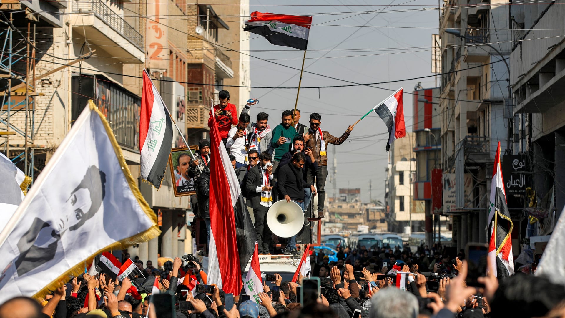 عراقيون يحتجون في بغداد يوم 25 يناير/كانون الثاني رفضا لتراجع قيمة الدينار العراقي 