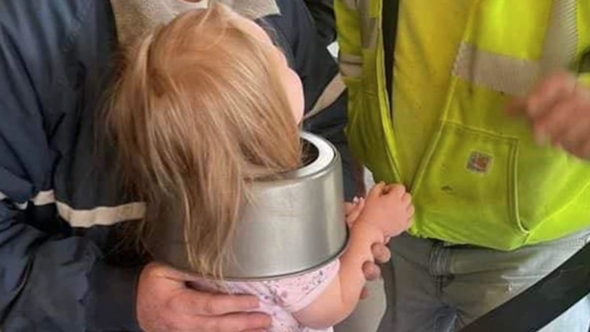 طفلة صغيرة حشرت رأسها في قالب صنع الحلوى.. شاهد كيف تم إنقاذها