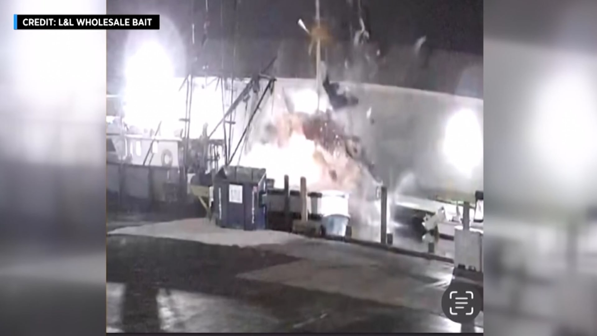 كاميرا مراقبة تظهر لحظة انفجار قارب فجأة ومالكه بداخله.. شاهد ما حدث