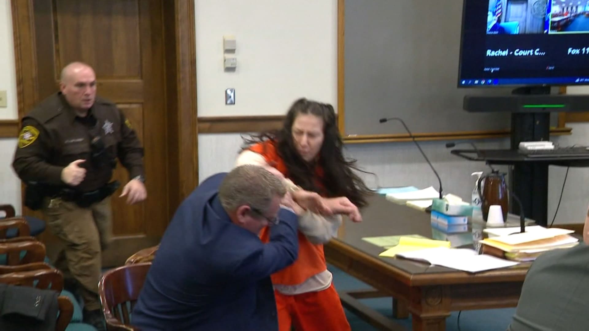 مقيدة بالأصفاد.. كاميرا ترصد لحظة هجوم متهمة بالقتل على محاميها في قاعة المحكمة