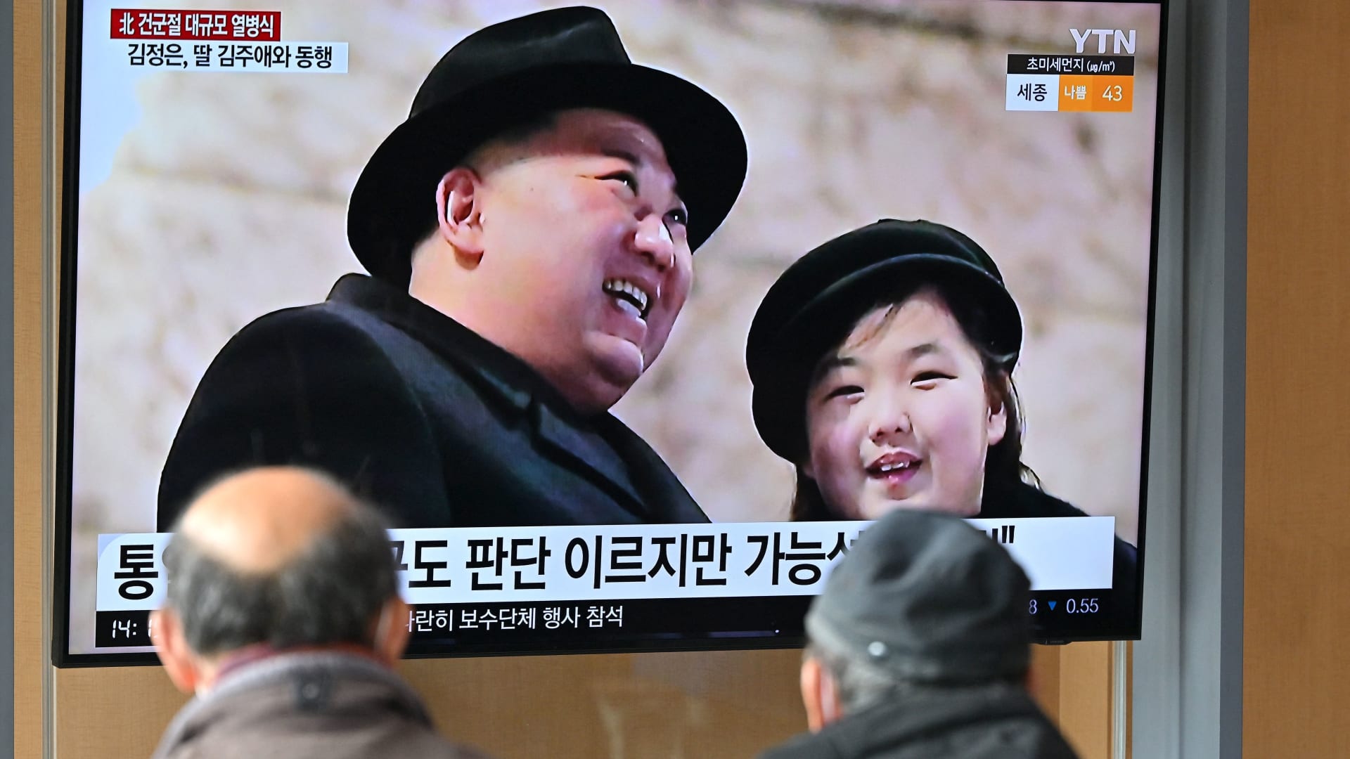 الزعيم الكوري الشمالي كيم جونغ أون يصطحب ابنته إلى مباراة لكرة القدم