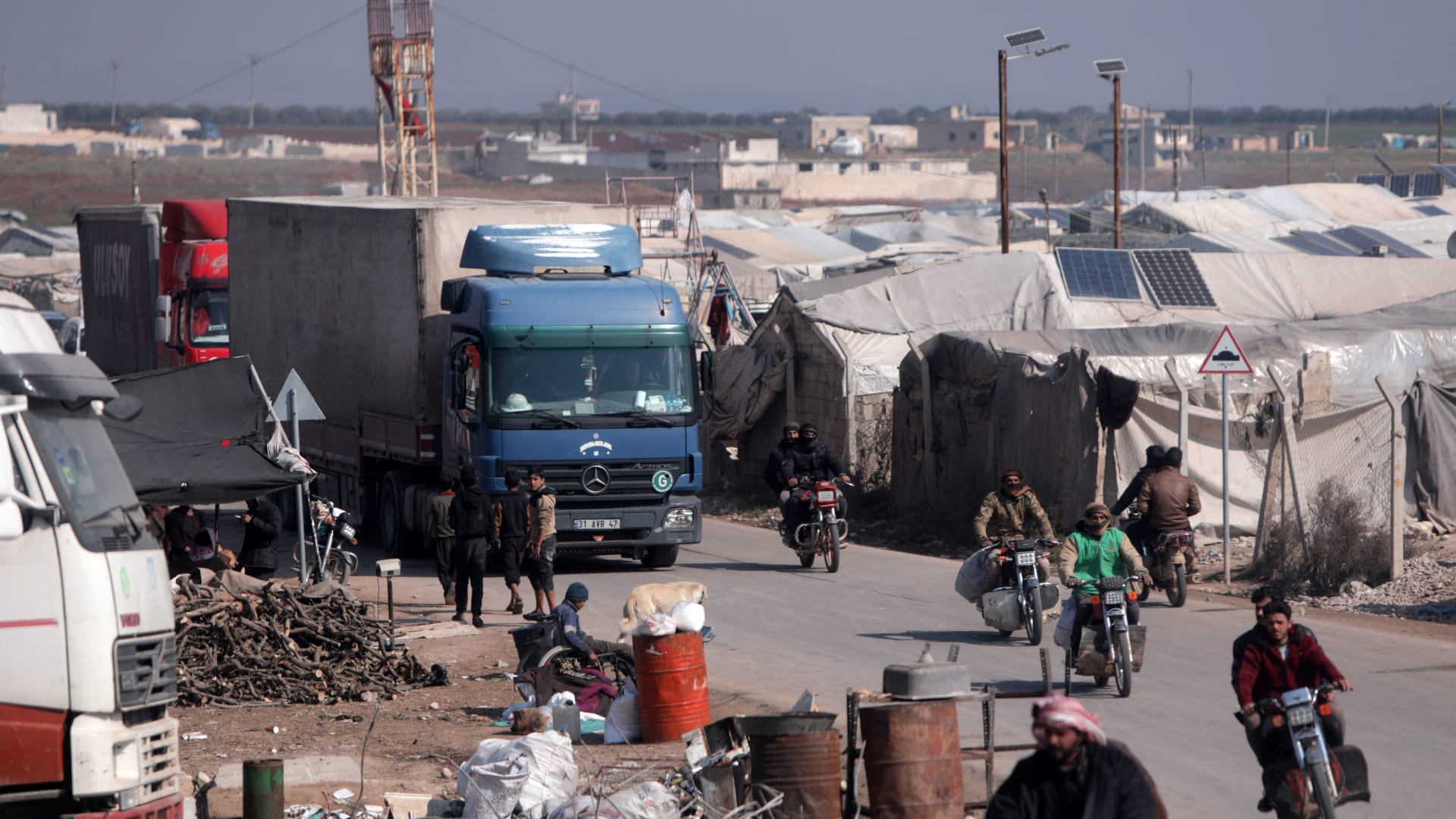 قافلة مساعدات تابعة لمنظمة "أطباء بلا حدود" تدخل شمال غرب سوريا
