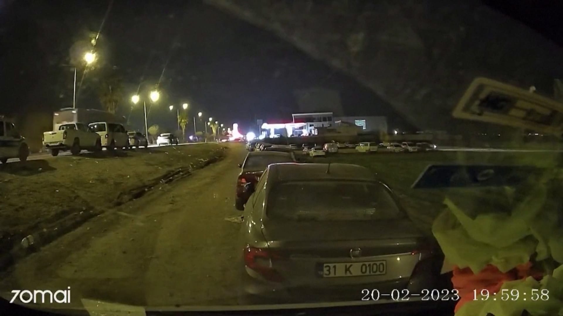 لحظات مرعبة وثقها من داخل سيارته.. كاميرا ترصد حدوث هزة ارتداداية جديدة بقوة 6.3 درجات في تركيا