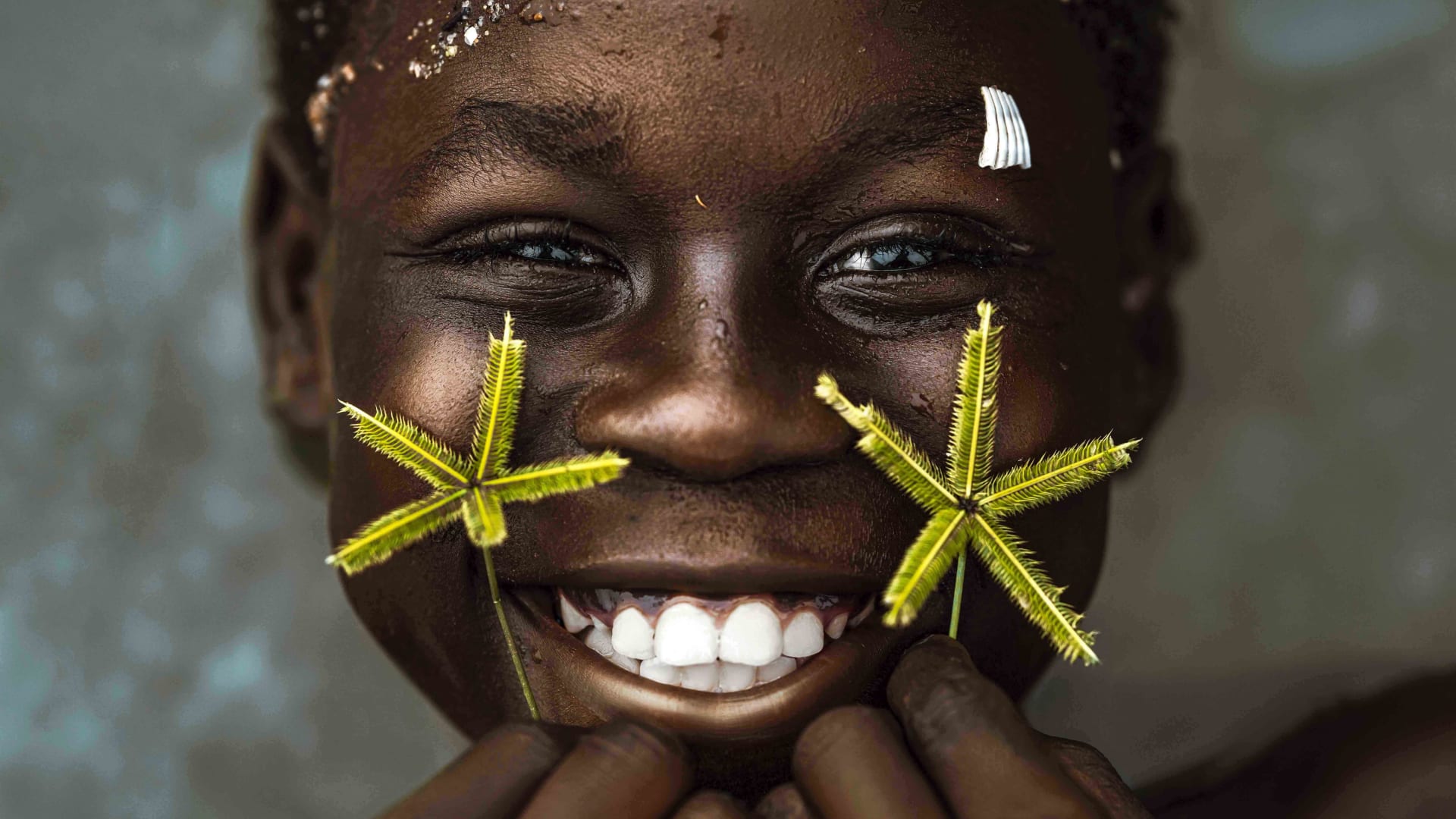 "النور الداخلي".. صور مؤثرة من أفريقيا تدعو لاكتشاف الذات