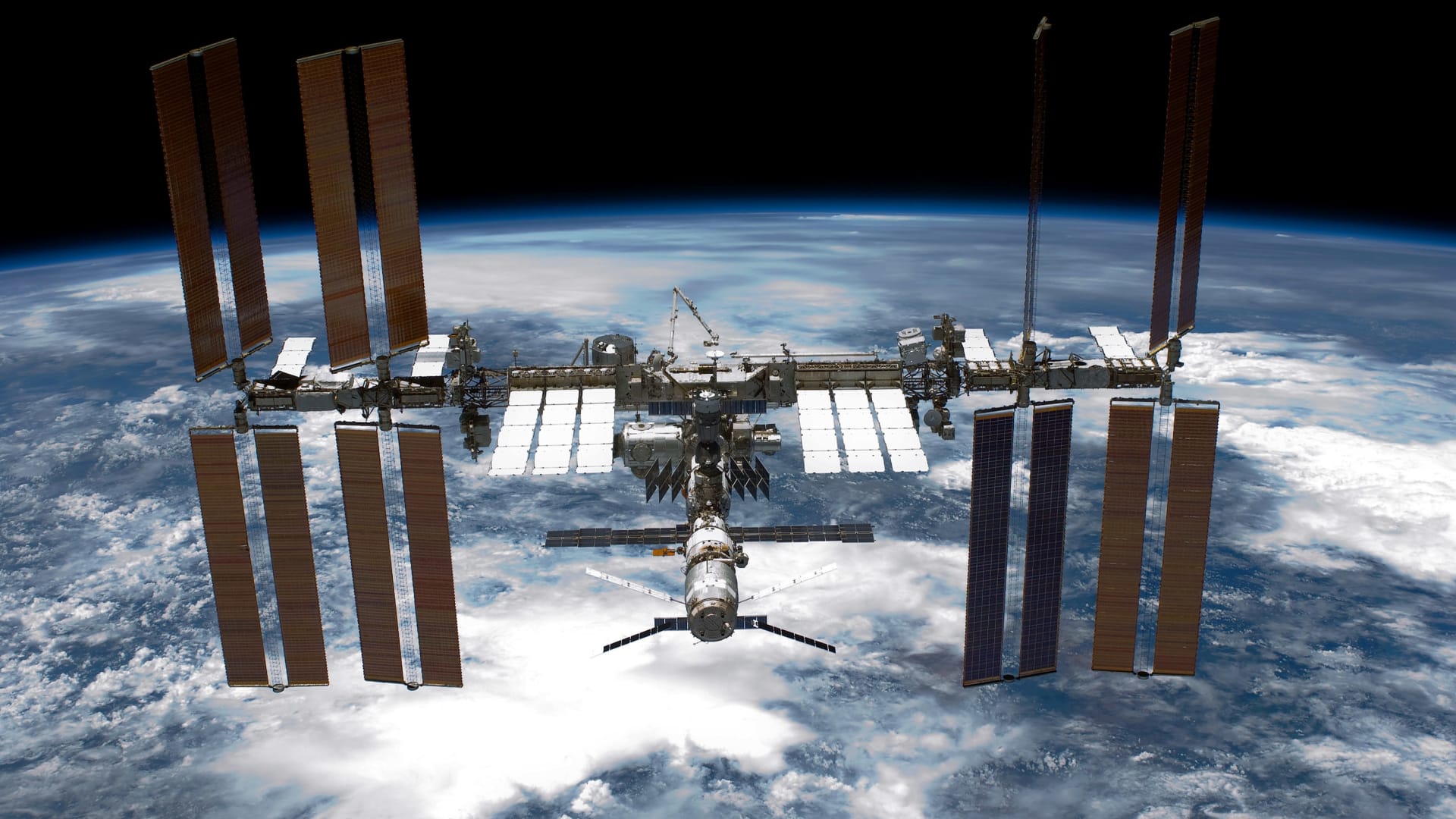 روسيا تطلق مركبة بديلة لإعادة 3 رواد من محطة الفضاء الدولية