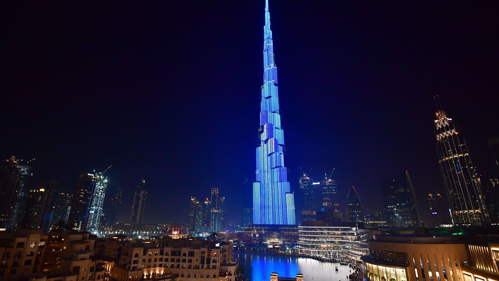 مشهد ساحر.. شاهد برج خليفة وهو "يتحوّل" إلى صاروخ فضائي قبيل انطلاق الإماراتي سلطان النيادي إلى الفضاء
