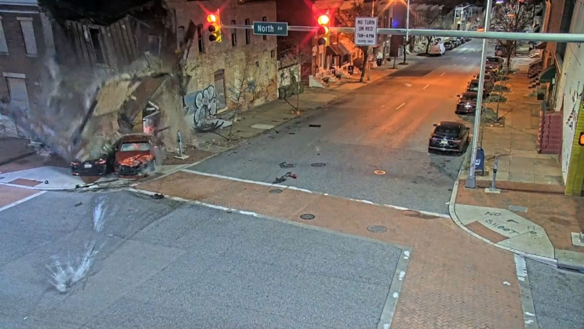 اصطدمت بالمبنى وانهار فوقها.. كاميرا مراقبة ترصد تحطم سيارة بشكل مفزع