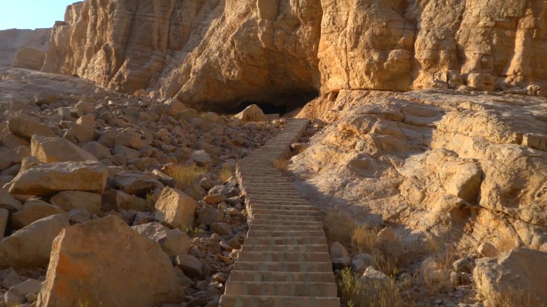 مكان يصعب وصفه.. أين ستؤدي بك هذه السلالم الطويلة بين جبال الإمارات؟