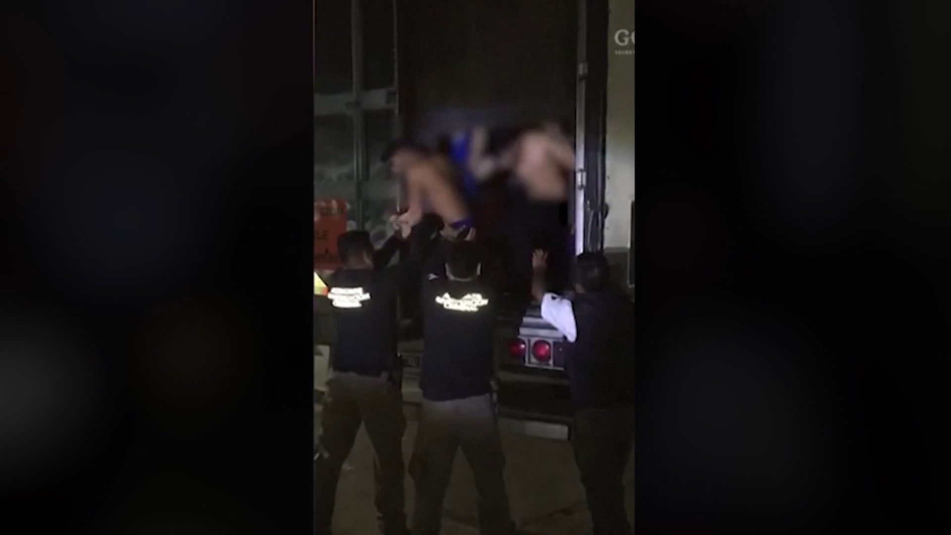 بينهم أكثر من 100 طفل ومراهق.. كاميرا ترصد لحظة العثور على مئات المهاجرين في مقصورة مهجورة
