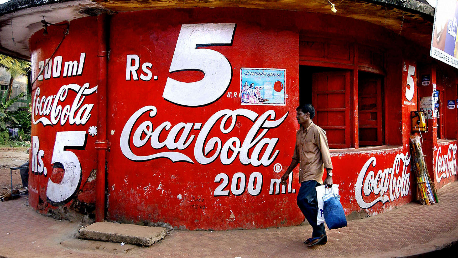 كان ينافس "كوكا كولا"..أغنى رجل بآسيا يعيد إطلاق مشروب غازي هندي شهير بالسبعينيات