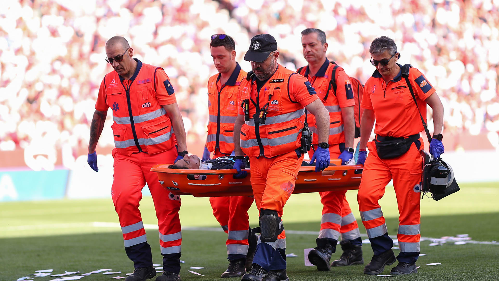 وسط تصفيق الجماهير.. الحارس ياسين بونو يغادر الملعب بعد إصابة خطرة