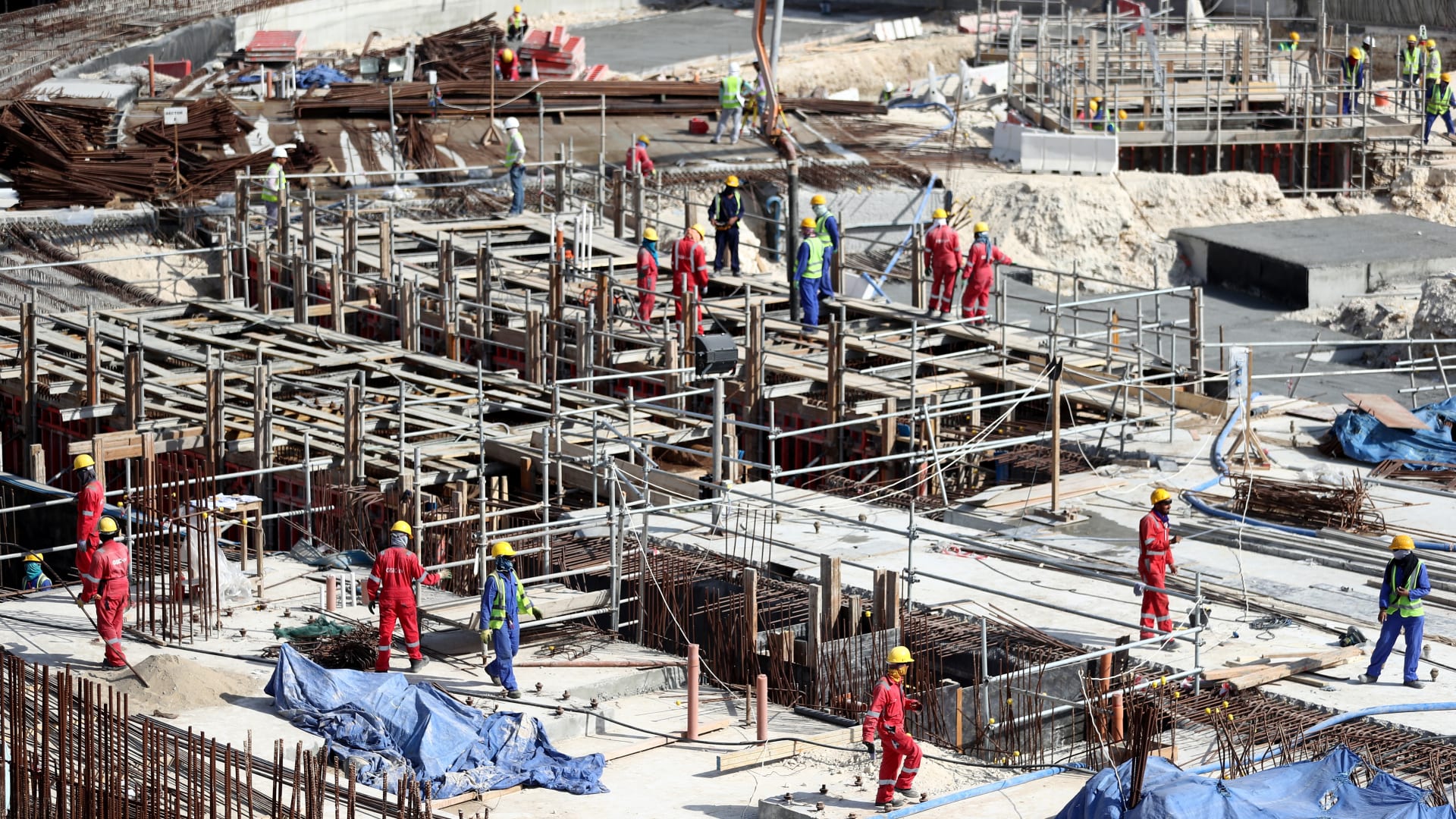 عريضة بمليون توقيع.. جماعات حقوقية تطالب بتعويض العمال المتضررين في كأس العالم في قطر