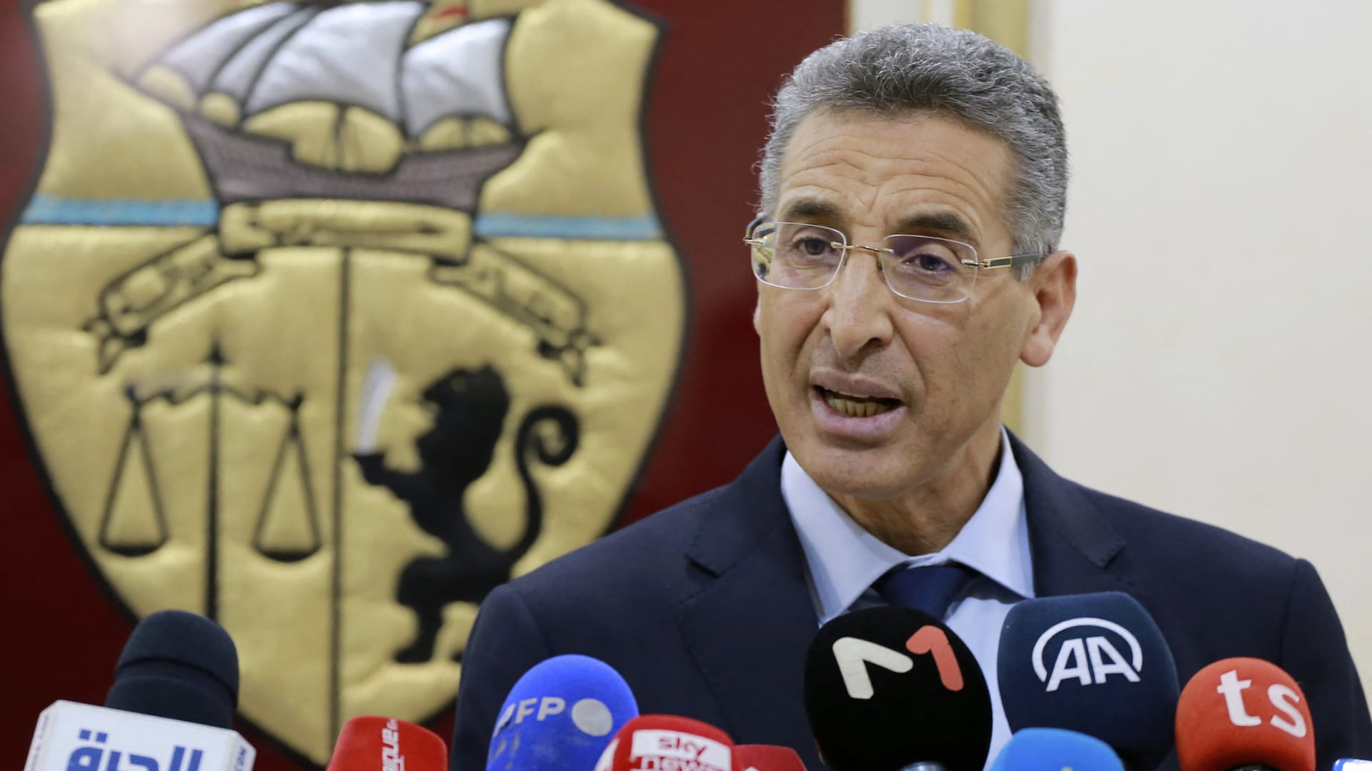 استقالة وزير الداخلية التونسي لرعاية أولاده بعد وفاة زوجته