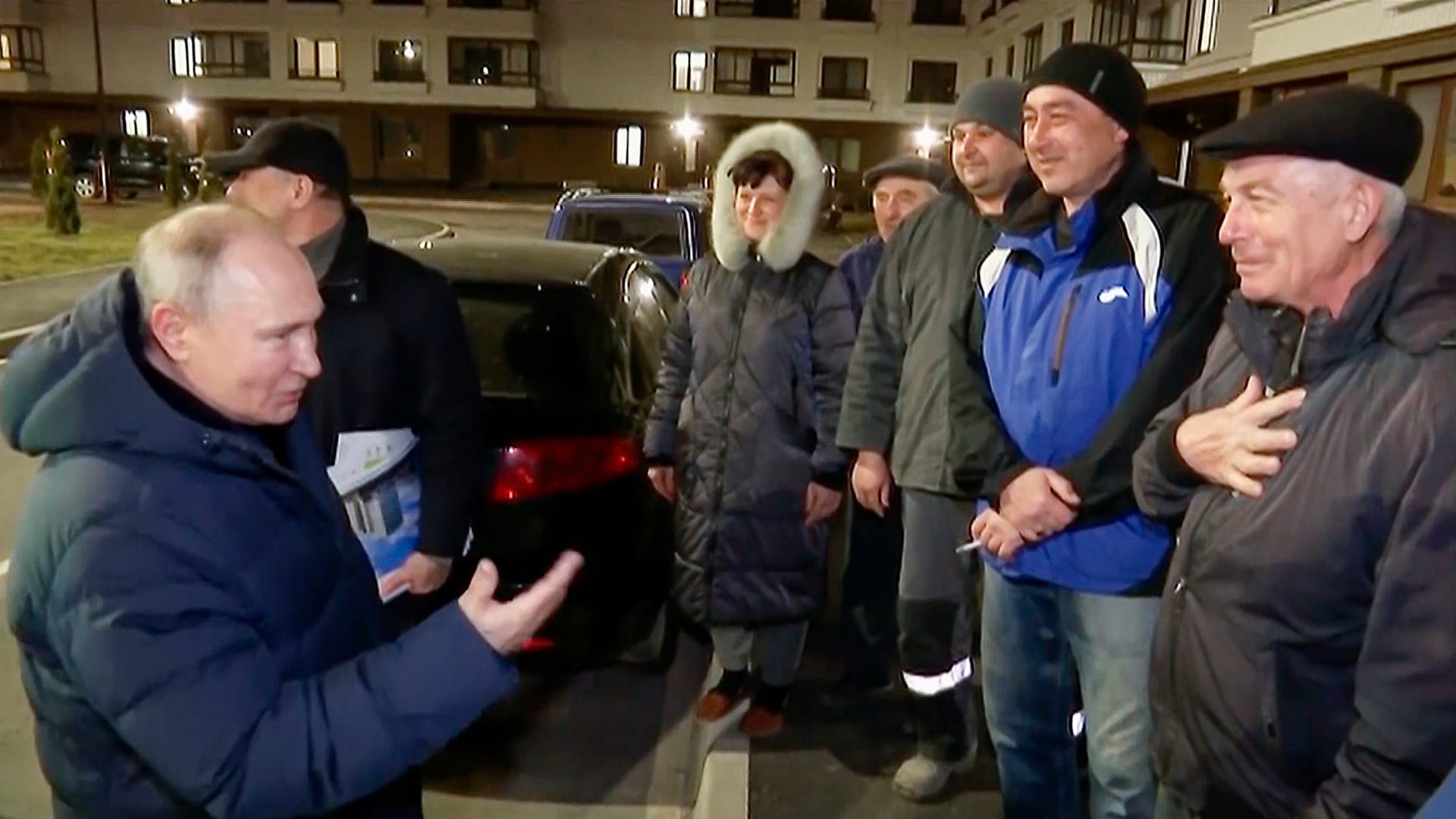 قاطعه وصرخ.. مفاجئة كانت بانتظار بوتين خلال زيارته لمدينة ماريوبول الأوكرانية