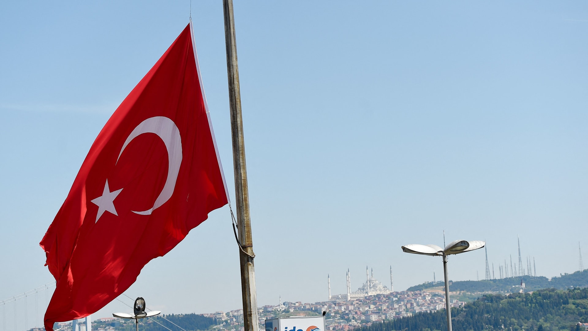 خارجية تركيا تندد باعتداء استهدف نسخة من المصحف وعلمها في الدنمارك