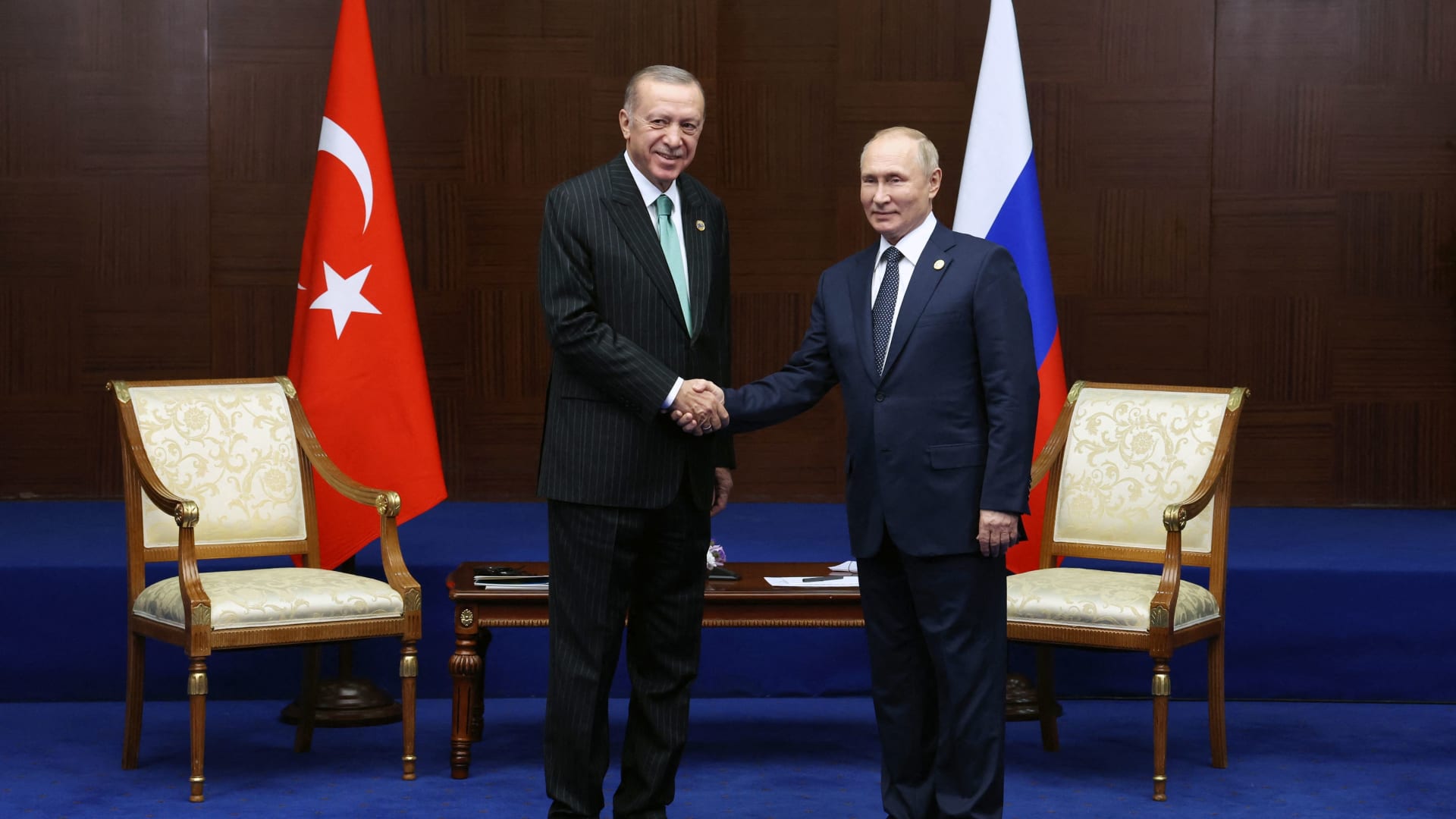 أردوغان يحث بوتين على النظر في "الوقف الفوري" لحرب أوكرانيا..ويشكره على تمديد صفقة الحبوب