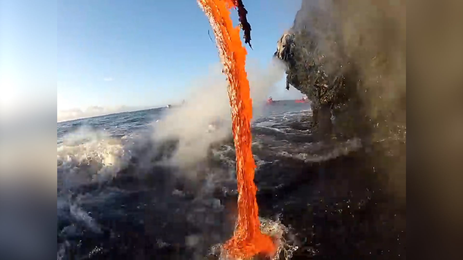 شاهد كيف تكوّنت أرض جديدة بعد تدفق حمم بركانية في محيط جزيرة هاواي