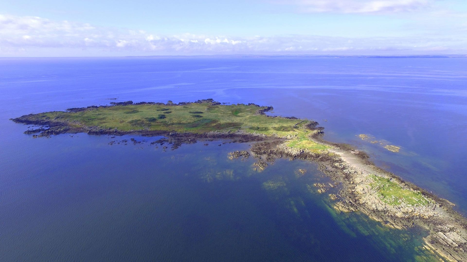 هل تحلم بامتلاك جزيرتك الخاصة؟ هذه الجزيرة الاسكتلندية قد تكون لك مقابل هذا السعر