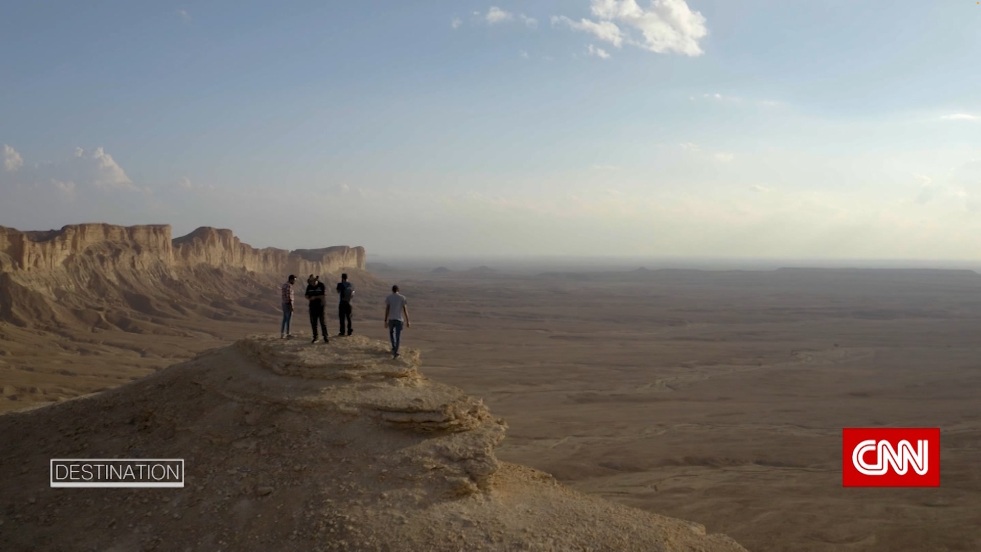 لاستكشاف الجواهر الخفية للسعودية.. مغامر يصطحب السيّاح نحو الجبال والصحراء