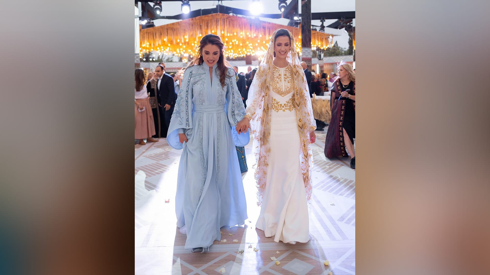 في حفل "حنّاء" أقامته الملكة رانيا قبل زفاف الأمير الحسين: رجوة "بعيوننا"