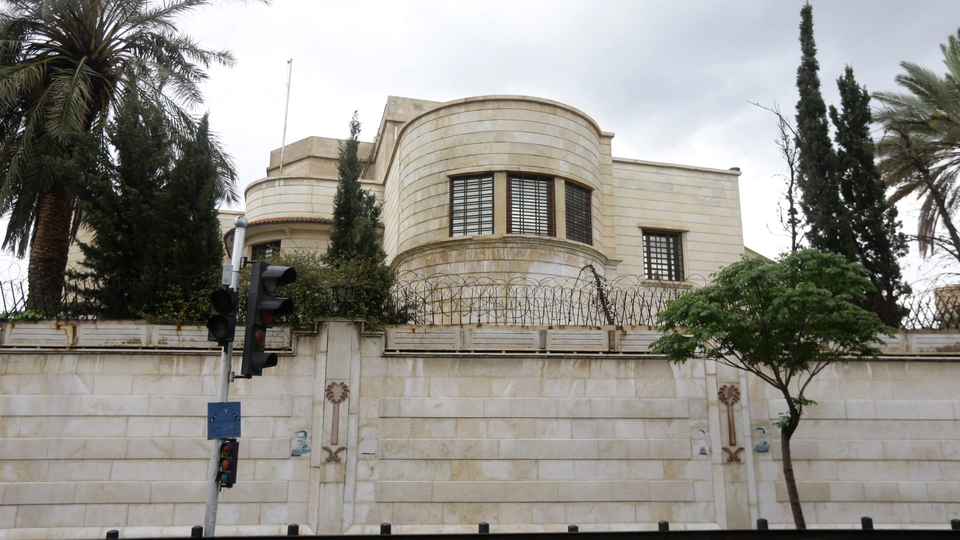 فريق فني سعودي يصل دمشق لمناقشة آليات إعادة فتح سفارة المملكة