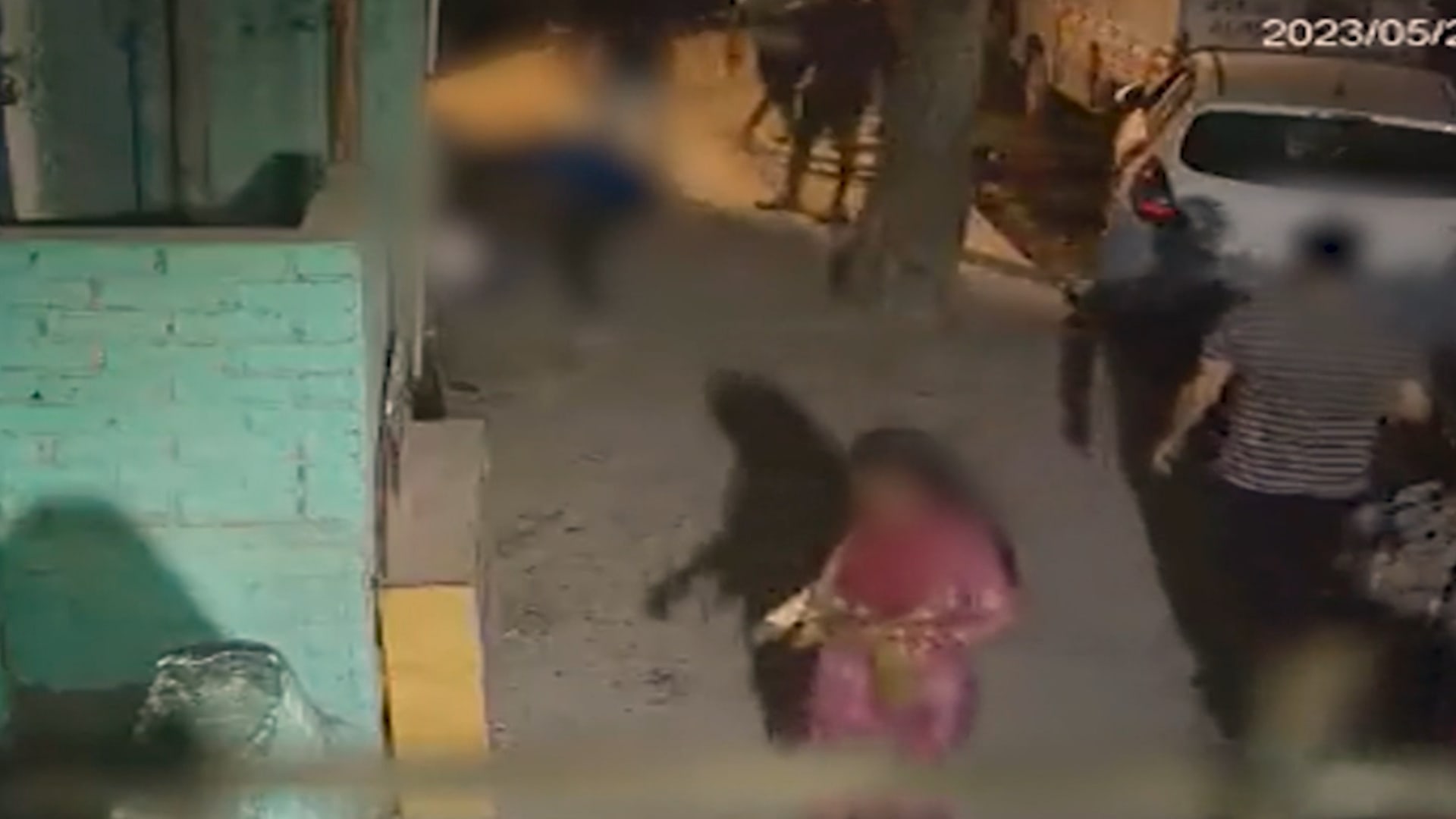 مصير مروع كان بانتظارها.. كاميرا مراقبة ترصد ما حدث لفتاة ليلا في أحد شوارع الهند