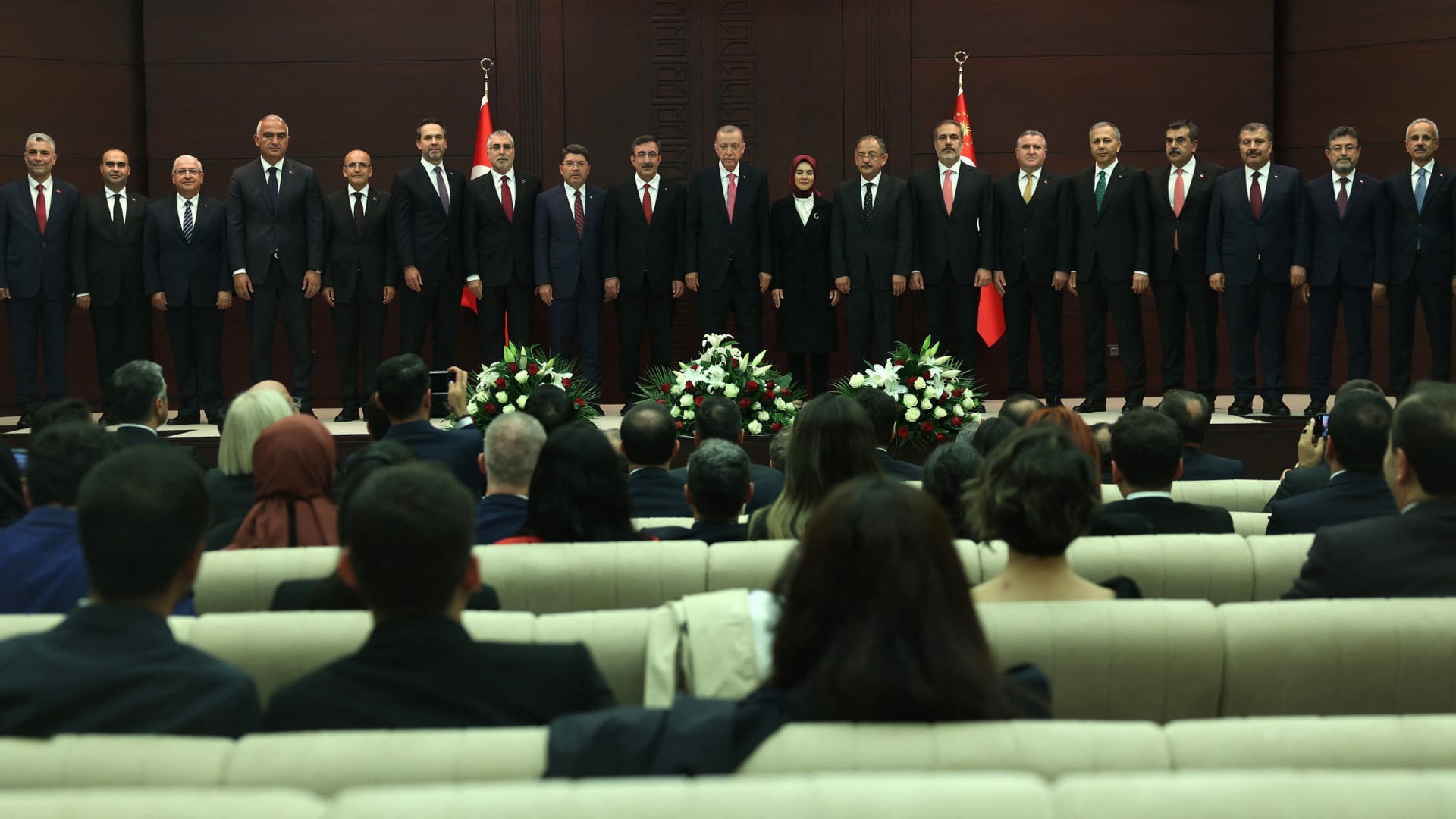 وسط تساؤلات.. أردوغان يغيّر وزراء حقائب سيادية بحكومته الجديدة