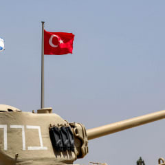 علما إسرائيل وتركيا خلف دبابة قتالية من طراز M4A1 شيرمان معروضة في متحف ياد لا شيريون للدبابات في اللطرون