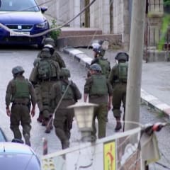 الجيش الإسرائيلي يداهم عدة مكاتب لمنظمات مجتمع مدني فلسطينية