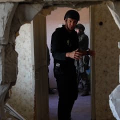 مراسل CNN ينقل المشهد على بعد 100 متر من مواقع روسيا في أوكرانيا.. هذا ما شاهده
