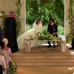 شاهد كيف بدت الأميرة رجوة الحسين عند وصولها شرفة حديقة قصر زهران