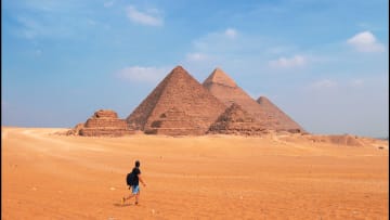 هرم خوفو في مصر يضيء برسالة تضامن مع العالم ضد فيروس كورونا Cnn Arabic