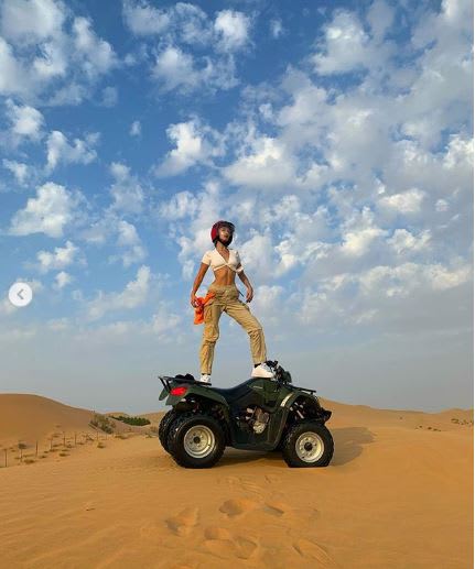 ماذا فعلت بيلا حديد أثناء رحلتها البرية الصحراوية في أبوظبي؟