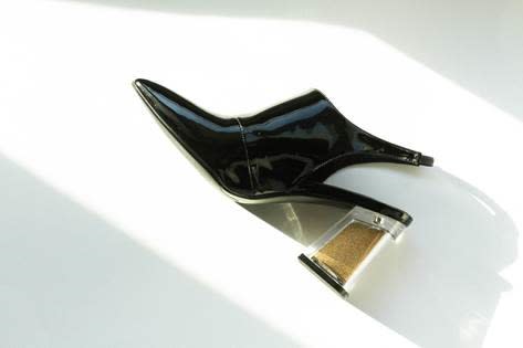 كيف صممت هذه الإماراتية حذاء بكعب عالي ذو "هوية بدوية"؟