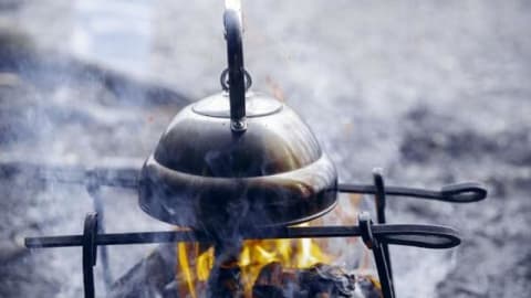 يمكنك تدفئة نفسك خلال شرب الشاي الساخن أثناء التخييم. 