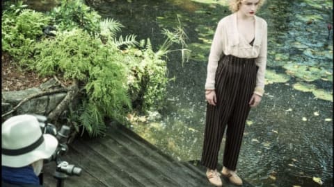 الممثلة جوليا غارنر في كواليس تقويم "بيريللي". 
