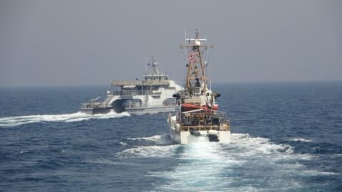 واشنطن تنشر صورا لسفن إيرانية ضايقت قطعتين بحريتين أمريكيتين بالخليج 