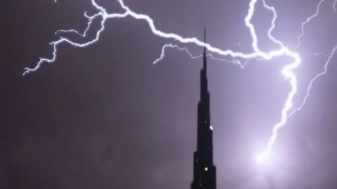 مشهد يحبس الأنفاس..شاهد لحظة ضرب صاعقة رعدية قمة برج خليفة في دبي