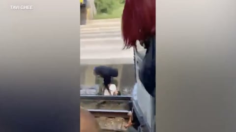 سقط أحدهما أمام القطار.. كاميرا ترصد ما حدث عندما اندلع عراك قرب سكة حديد