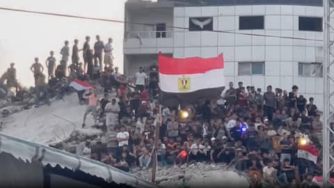 من بين المباني المدمرة.. فلسطينيون يهتفون لمصر أثناء المواجهة مع الأرجنتين