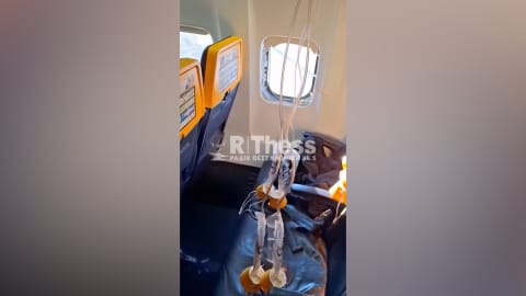 حادث خطير في الجو.. راكب يُسحب جزئياً خارج طائرة انفصلت نافذتها
