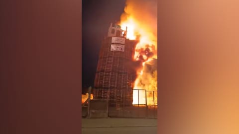 "جريمة بدافع الكراهية".. شاهد إحراق مجسم لمسجد في أيرلندا الشمالية
