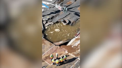 أدت لتدفق سيول عبر المدينة.. ظهور حفرة عملاقة في لوس أنجلوس بعد انفجار مصدر للمياه