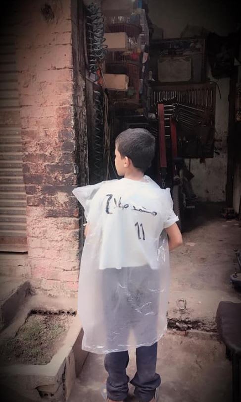 على خطى "الطفل ميسي".. طفل مصري يرتدي قميصاً بلاستيكياً لمحمد صلاح 