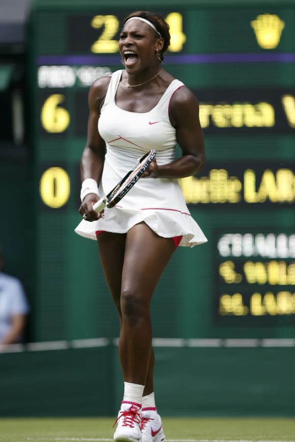 تُعدّ الفراولة بالكريمة من الوجبات التقليدية في ويمبلدون، لكن تحية سيرينا ويليامز لهذا الطبق عام 2010 من خلال زيها لم تكن لتُسمح اليوم، إذ أصبحت الأقمشة العاجية والسراويل الزاهية والأحذية ذات التفاصيل الملونة محظورة بموجب القواعد الحالية.