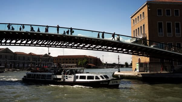 مهندس يغرم 86000 دولار  لتصميمه جسر غير ملائم بمدينة البندقية 