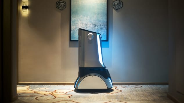 روبوت مزوّد بأجهزة استشعار الحركة يستخدم ليدل النزلاء إلى غرفهم.  