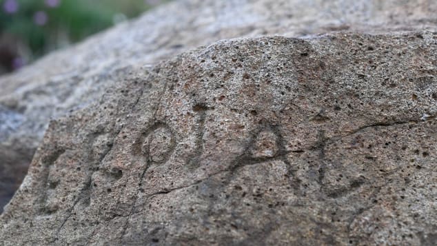 قرية فرنسية تمنح مكافأة مالية لمن يفك أحجية هذه الصخرة 